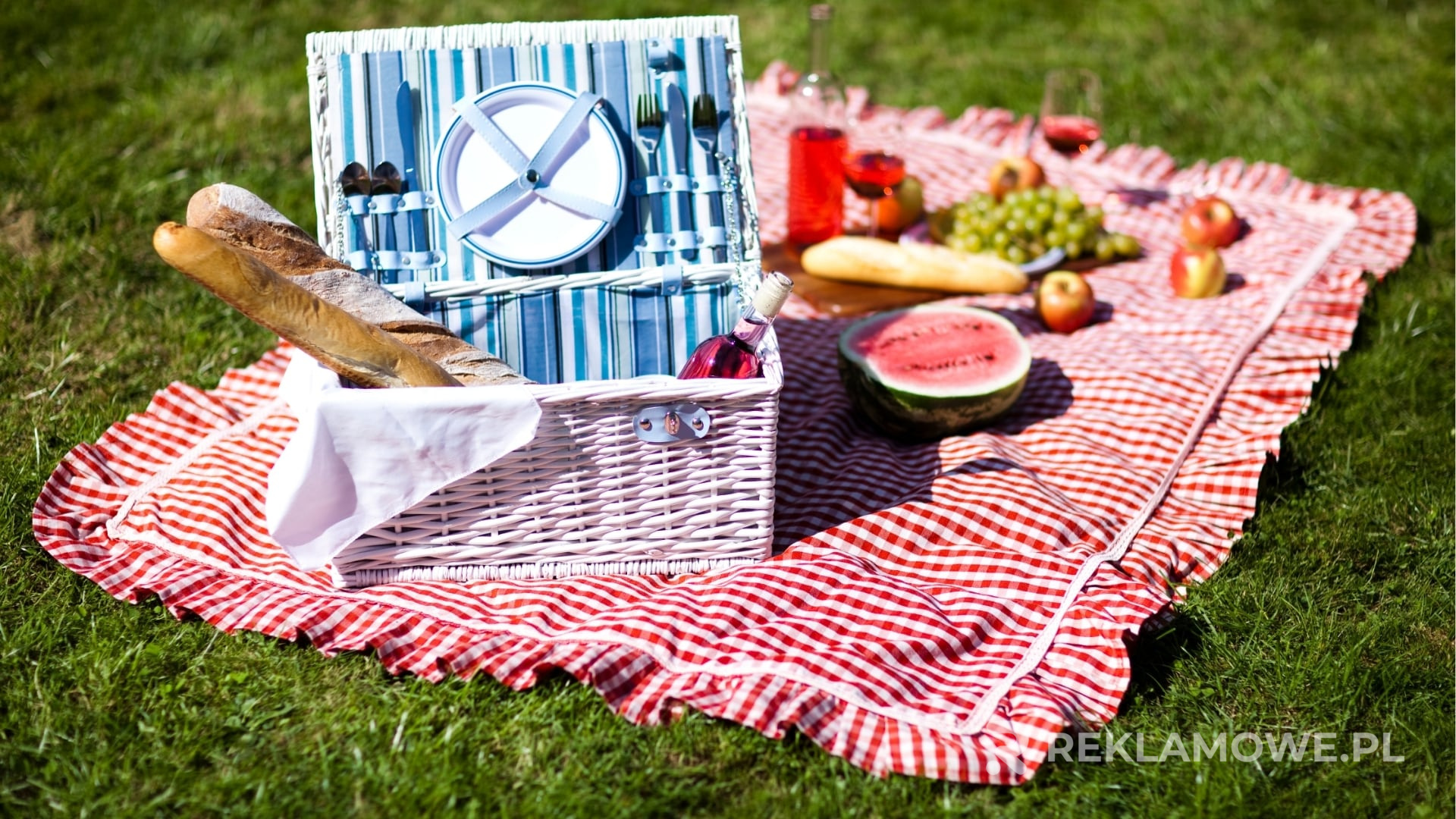 Ekologiczne kosze reklamowe ułożone w parku