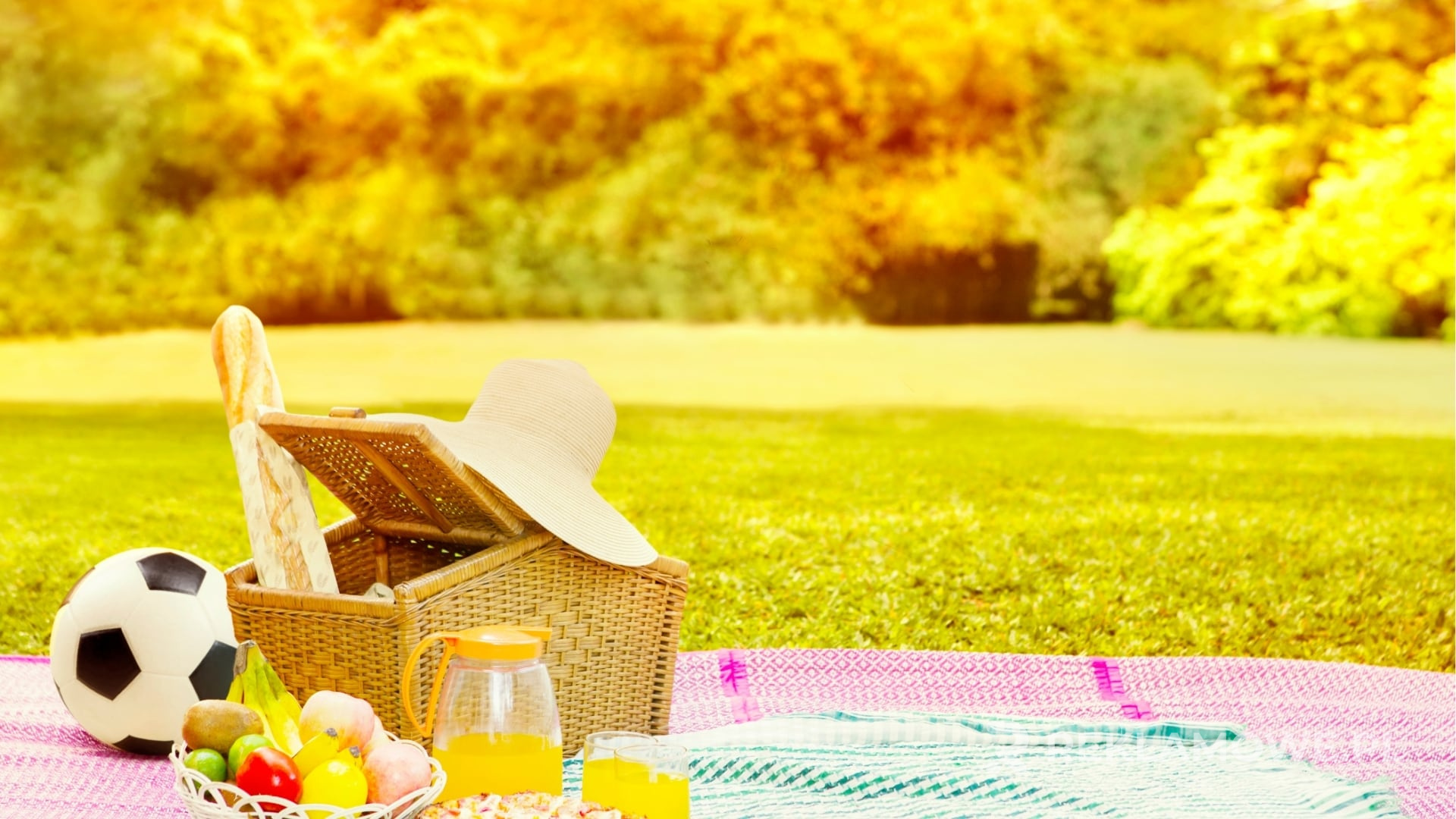 Kosz reklamowy pełen gadżetów firmowych