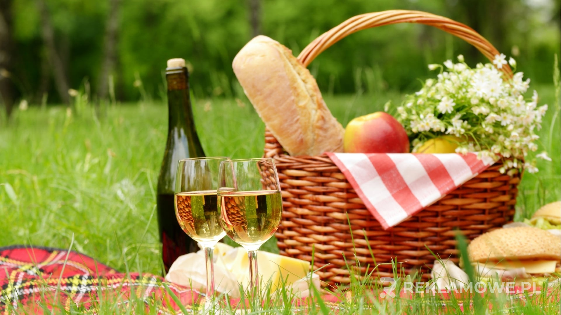 Kosz reklamowy w przestrzeni miejskiej