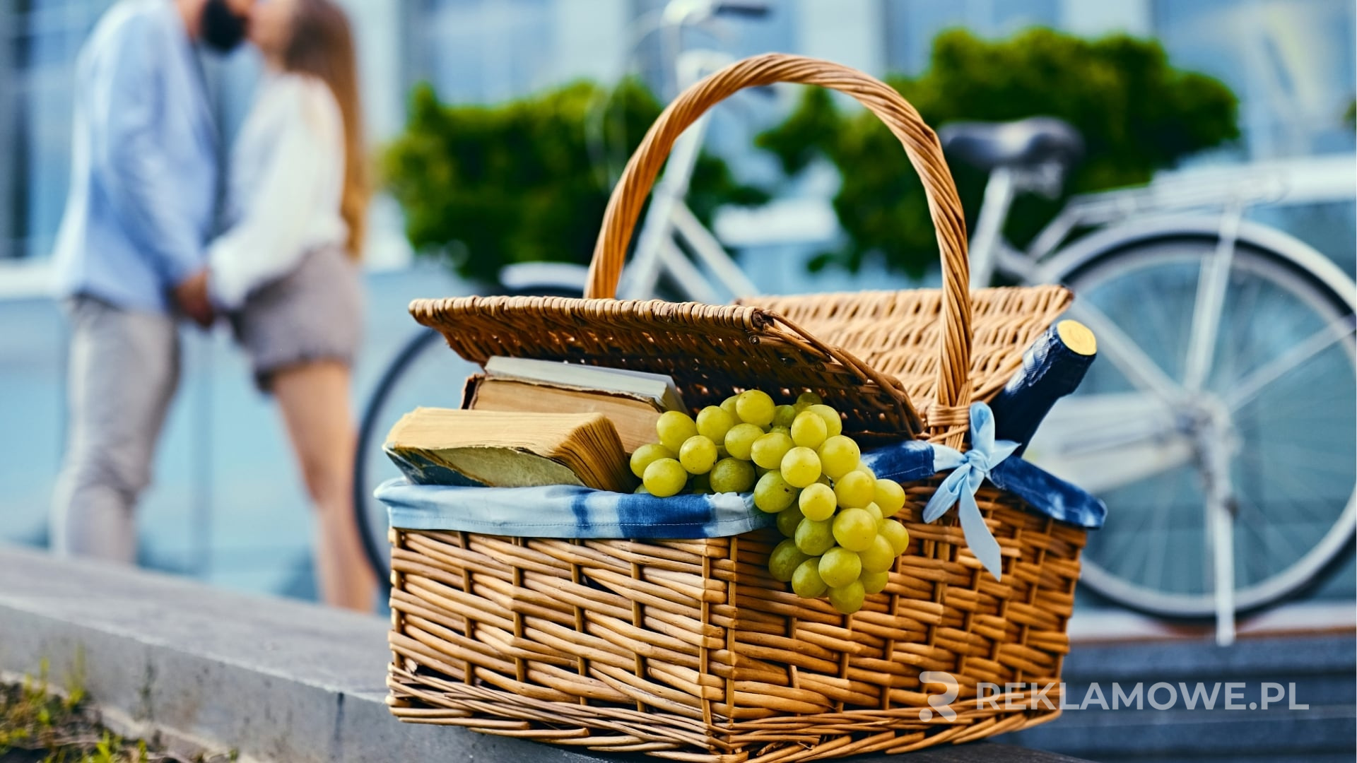 Kosze reklamowe w przestrzeni publicznej